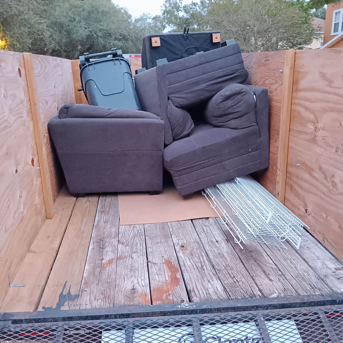 furniture-in-truck Furniture in Trailer